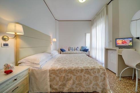 Hotel Carlton Beach Римини Экстерьер фото