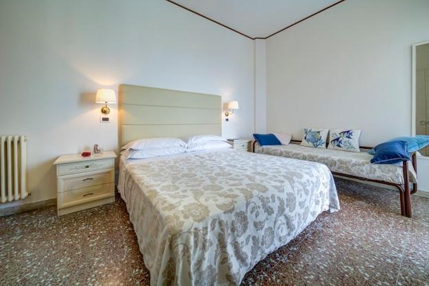 Hotel Carlton Beach Римини Экстерьер фото