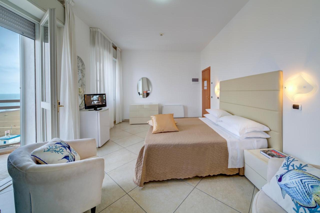 Hotel Carlton Beach Римини Экстерьер фото