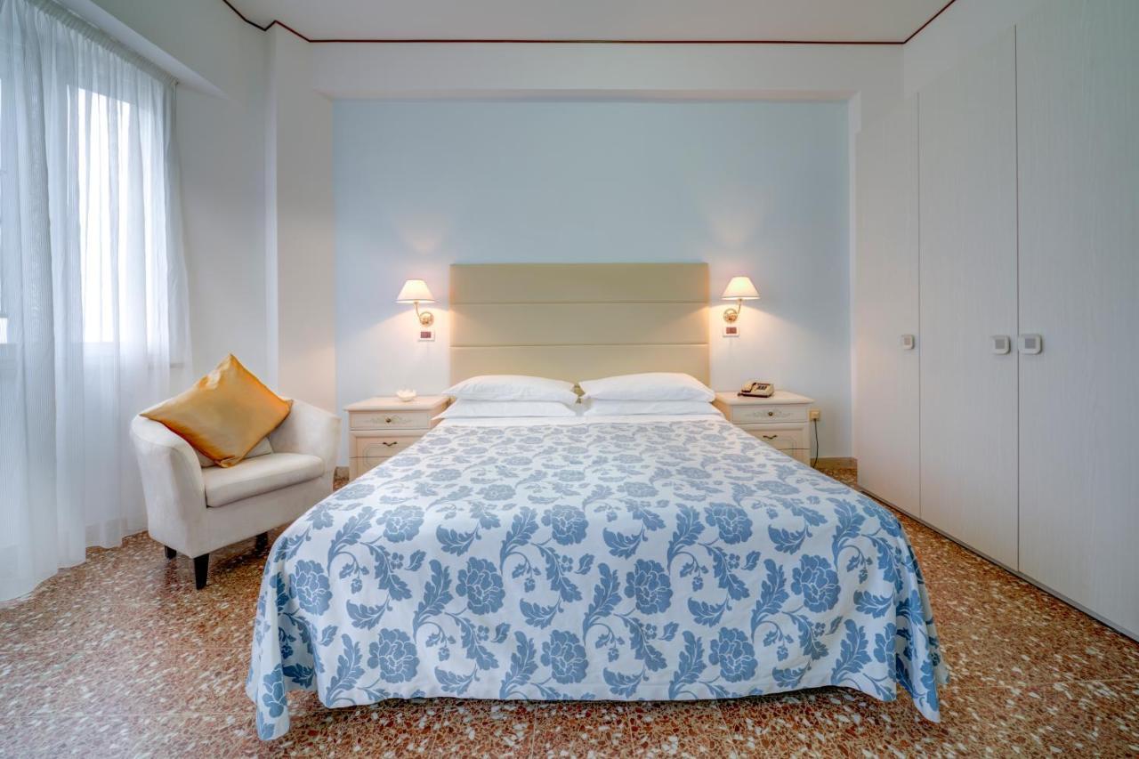Hotel Carlton Beach Римини Экстерьер фото