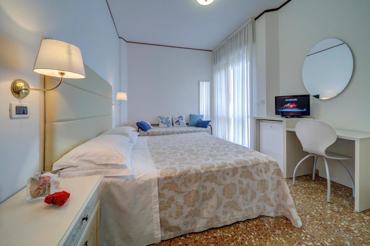 Hotel Carlton Beach Римини Экстерьер фото