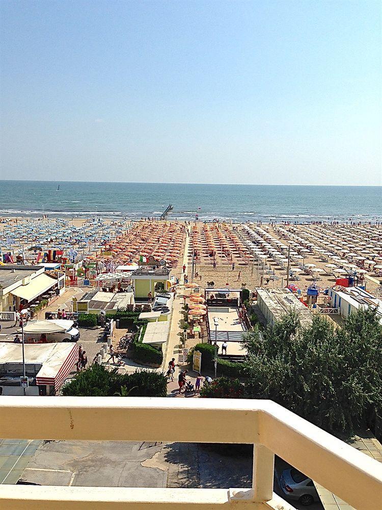 Hotel Carlton Beach Римини Экстерьер фото