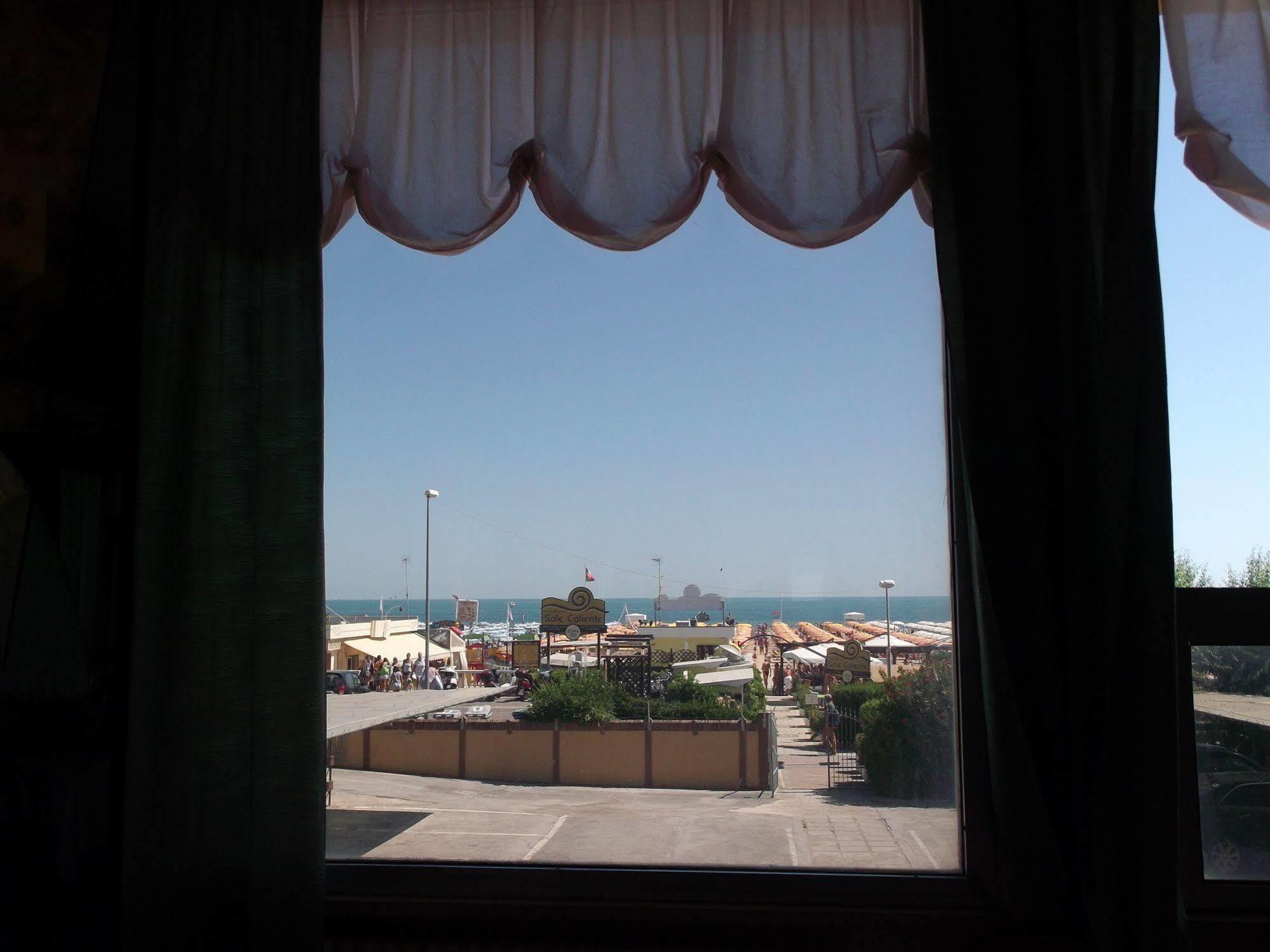 Hotel Carlton Beach Римини Экстерьер фото