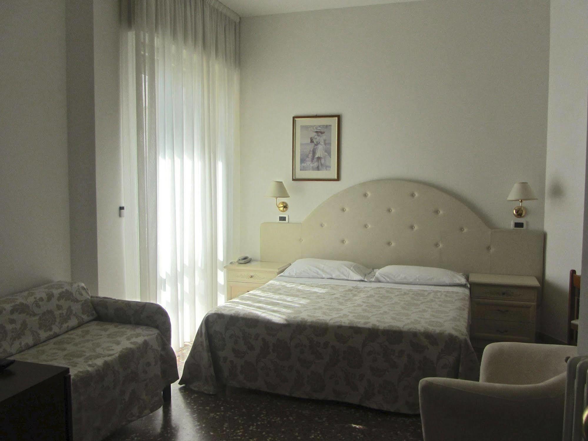 Hotel Carlton Beach Римини Экстерьер фото