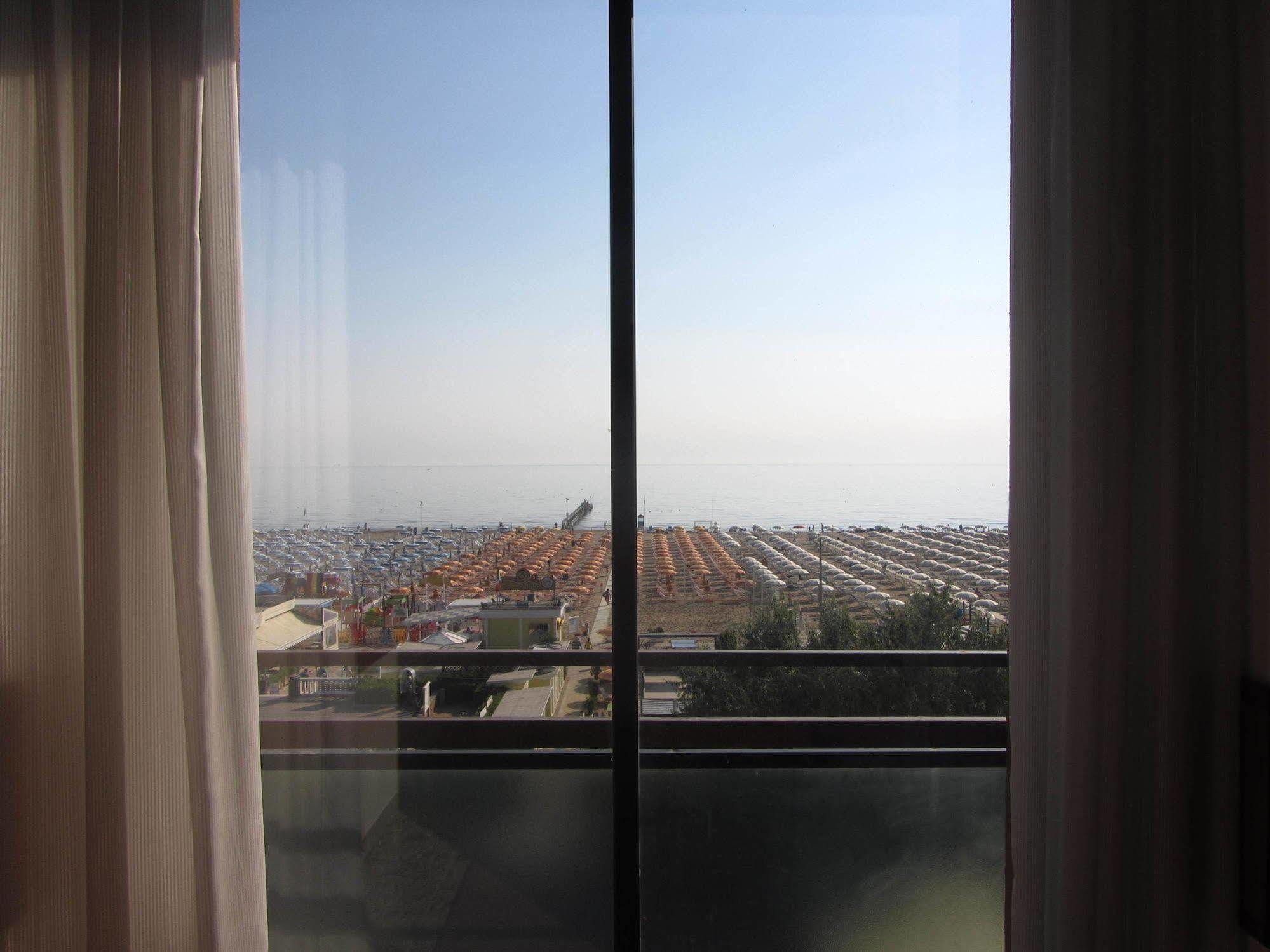 Hotel Carlton Beach Римини Экстерьер фото