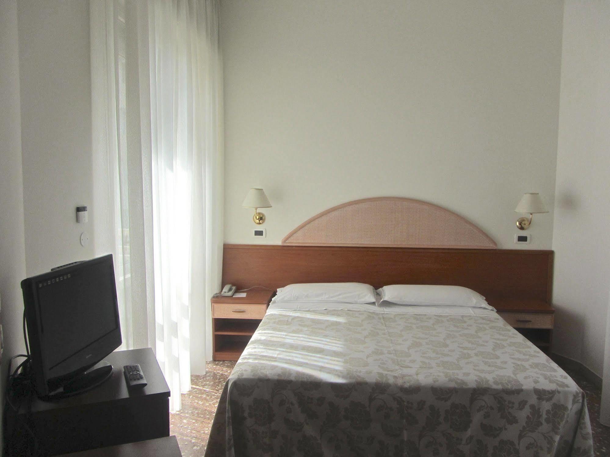 Hotel Carlton Beach Римини Экстерьер фото